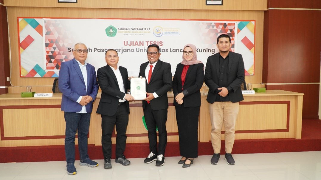 Bupati Pelalawan Zukri Sukses Selesaikan Program Magister di UNILAK, Jadi Teladan Semangat Belajar Sepanjang Hayat bagi Masyarakat