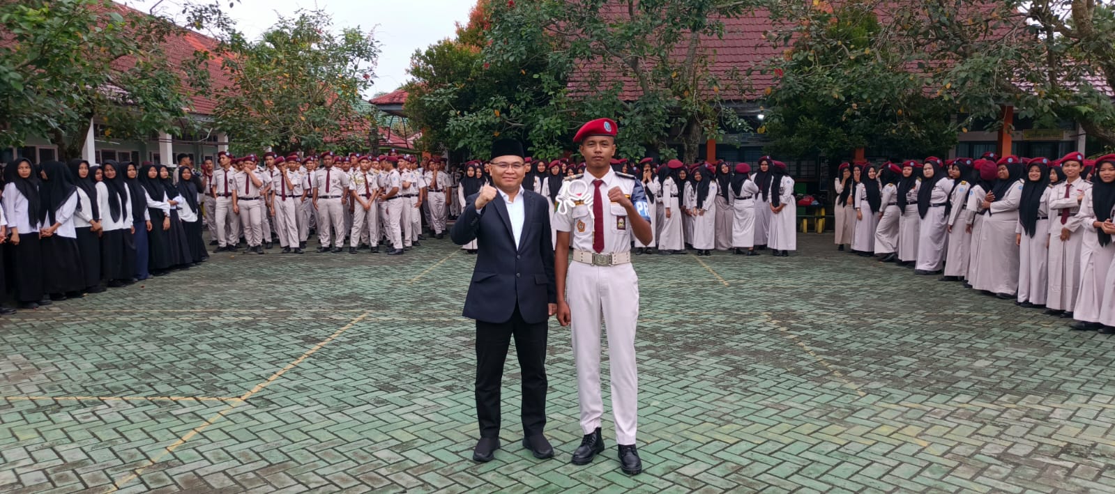 Rektor Unilak Jadi Pembina Upacara di SMK Pertanian Terpadu, Dorong Guru dan Siswa Lanjut Kuliah