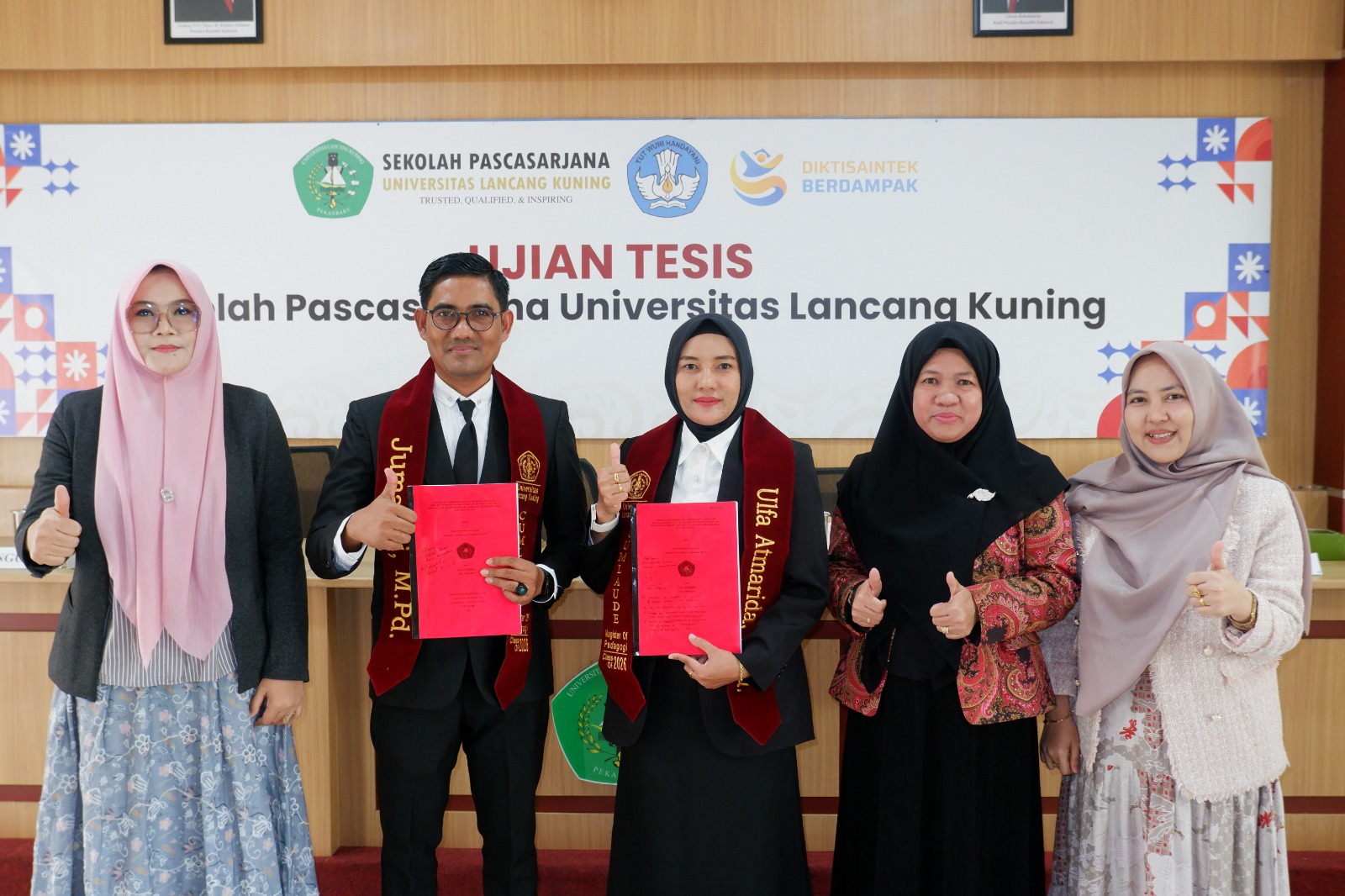 Menempuh Jarak dan Mimpi Bersama, Pasangan Guru dari Inhil Lulus Ujian Tesis di Pascasarjana Unilak